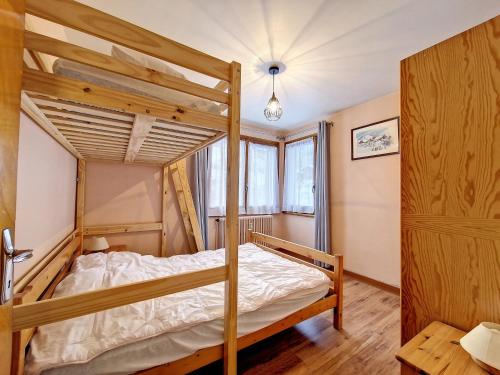 une chambre avec deux lits superposés et un bureau dans l'établissement La Clusaz : Appartement 6 pers, animaux, parking - FR-1-818-22, à La Clusaz