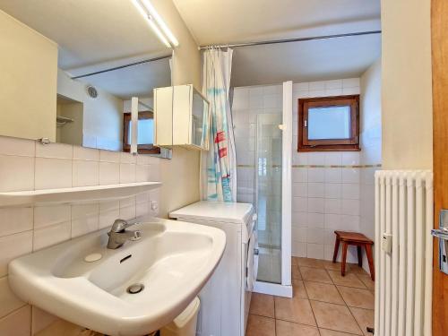 une salle de bain avec un lavabo et une douche dans l'établissement La Clusaz : Appartement 6 pers, animaux, parking - FR-1-818-22, à La Clusaz