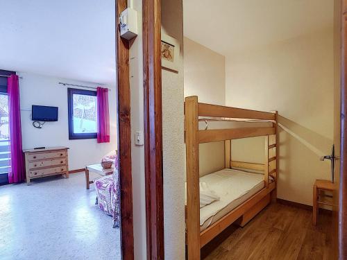 une chambre avec des lits superposés et une chambre avec des lits superposés dans l'établissement Studio cosy à La Clusaz - 5 pers, parking, Wi-Fi et animaux acceptés - FR-1-818-47, à La Clusaz