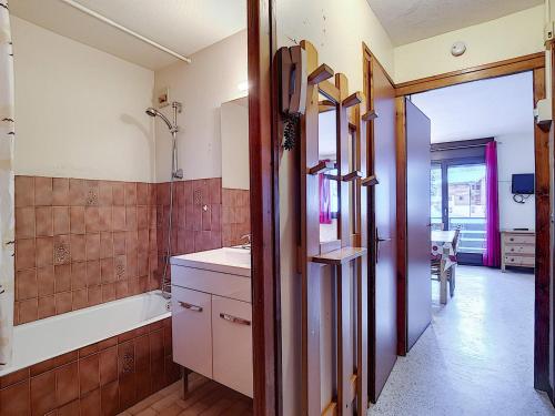 une salle de bain avec une baignoire, un lavabo et une douche dans l'établissement Studio cosy à La Clusaz - 5 pers, parking, Wi-Fi et animaux acceptés - FR-1-818-47, à La Clusaz
