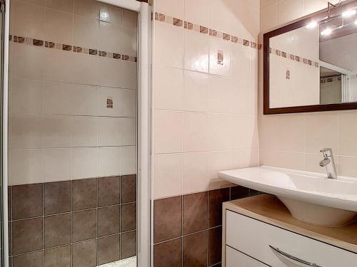 une salle de bain avec un lavabo et une douche dans l'établissement La Clusaz : Appt 6 pers, Terrasse Sud, Animaux OK, Parking - FR-1-818-49, à La Clusaz
