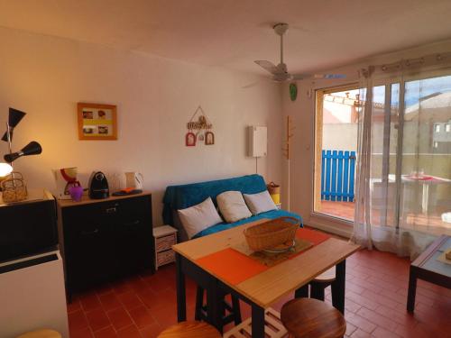 un salon avec un canapé et une table dans l'établissement Charmant 2 pièces avec parking, proche plage - FR-1-472-206, à Sète