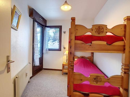 une chambre avec deux lits superposés et une fenêtre dans l'établissement La Clusaz : Appart 6 pers., 3 lits, cheminée, animaux admis - FR-1-818-51, à La Clusaz