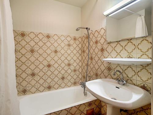 une salle de bain avec un lavabo et un miroir dans l'établissement La Clusaz : Appart 6 pers., 3 lits, cheminée, animaux admis - FR-1-818-51, à La Clusaz