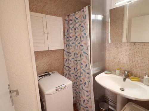 une petite salle de bain avec toilettes et lavabo dans l'établissement Charmant 2 pièces avec parking, proche plage - FR-1-472-206, à Sète