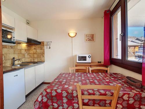Photo de la galerie de l'établissement Studio cosy pour 3 avec balcon, animaux bienvenus, parking et WiFi - FR-1-818-77, à La Clusaz