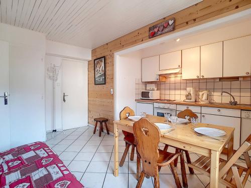 - une cuisine avec une table et des chaises en bois dans la chambre dans l'établissement La Clusaz : Appartement pour 4 pers, Animaux admis, Balcon et Parking - FR-1-818-91, à La Clusaz