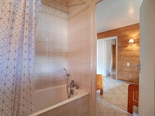 une salle de bain avec baignoire dans une chambre dans l'établissement La Clusaz : Appartement pour 4 pers, Animaux admis, Balcon et Parking - FR-1-818-91, à La Clusaz