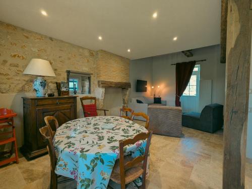 une salle à manger avec une table et un salon dans l'établissement Gîte charmant avec parking, animaux acceptés, près du Château de Clavières - FR-1-591-718, à Ardentes
