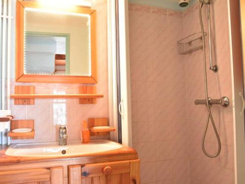 une salle de bain avec un lavabo et une douche avec un miroir dans l'établissement Gruissan : Studio Mezzanine Confort, Parking Privé, Proche Commerces et Plages - FR-1-229-891, à Gruissan