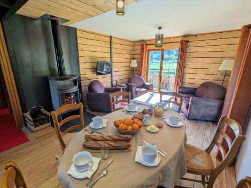 d'une salle à manger avec une table et une cheminée. dans l'établissement Chalet rénové calme avec terrasse et cheminée à Ventron - FR-1-589-783, à Ventron