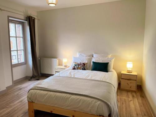 une chambre avec un grand lit avec deux tables de nuit dans l'établissement Triplex rénové 4 chambres au cœur de Blois avec wifi - FR-1-491-455, à Blois