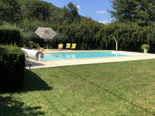 Maison périgourdine avec piscine privée, Wifi, animaux acceptés à proximité de Lascaux - FR-1-616-460 في تيراسون: مسبح مع مظله في ساحه