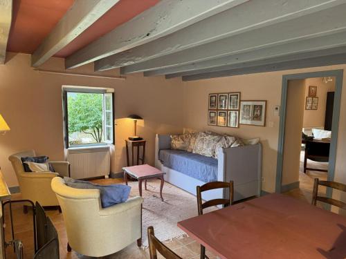 Maison périgourdine avec piscine privée, Wifi, animaux acceptés à proximité de Lascaux - FR-1-616-460 في تيراسون: غرفة معيشة بها سرير وطاولة