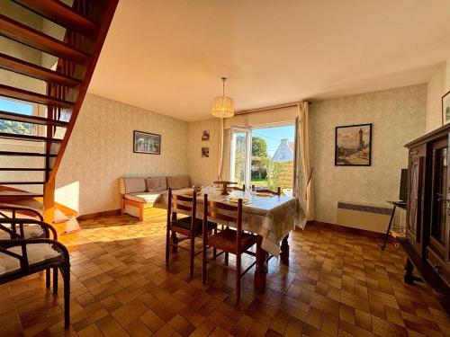 un salon avec une table et un canapé dans l'établissement Maison calme à Carnac, 3 pièces, jardin, parking, proche plages - FR-1-377-97, à Carnac