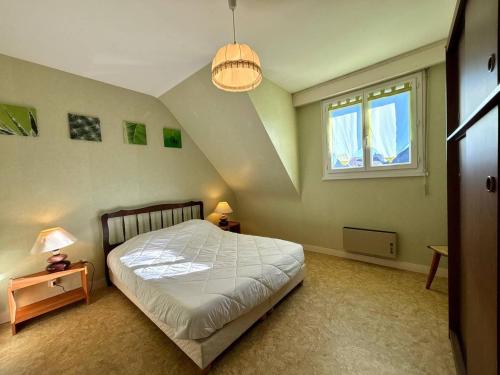 une chambre avec un lit et deux fenêtres dans l'établissement Maison calme à Carnac, 3 pièces, jardin, parking, proche plages - FR-1-377-97, à Carnac
