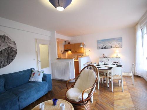 un salon avec un canapé bleu et une table dans l'établissement T3 Duplex 4/6 pers, parking gratuit, confort moderne - FR-1-313-238, à Luchon