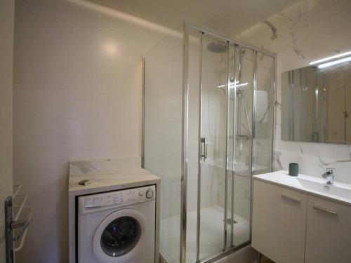 La salle de bains est pourvue d'un lave-linge et d'une douche. dans l'établissement T3 Duplex 4/6 pers, parking gratuit, confort moderne - FR-1-313-238, à Luchon