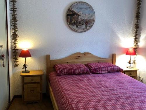 - une chambre avec un lit, deux lampes et un miroir dans l'établissement 2 Pièces + Coin Montagne, Cheminée, Parking, Wi-Fi - 4 Pers. - FR-1-762-54, au Monêtier-les-Bains