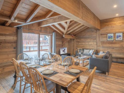 une salle à manger avec une table et des chaises dans l'établissement Appartement ski aux pieds avec wifi et parking - FR-1-645-83, à Huez