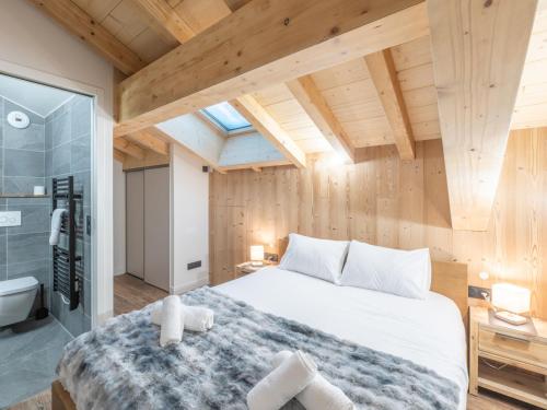une chambre avec un grand lit et une salle de bain dans l'établissement Appartement ski aux pieds avec wifi et parking - FR-1-645-83, à Huez