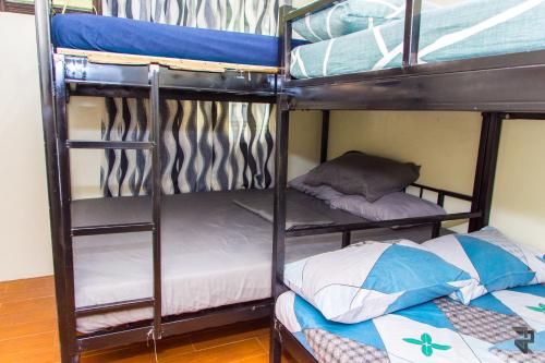 een paar stapelbedden in een kamer bij Affordable Up To 13 Guest JOSHUA Near Aqua Planet & SM City Clark in Angeles