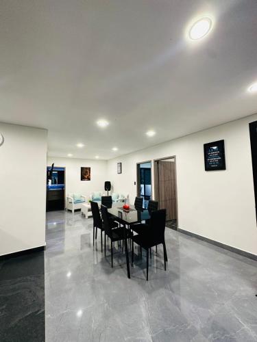ein Esszimmer mit Tisch und Stühlen in der Unterkunft Quinta Emmanuel in Guaduas