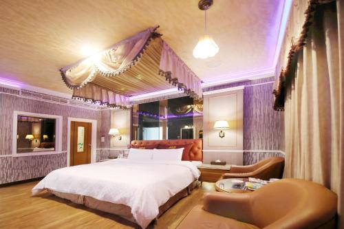 Postel nebo postele na pokoji v ubytování Wen Sha Bao Motel-Xinying