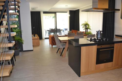 a kitchen and dining room with a table and chairs at Çeşme merkez süper lüks in Cesme