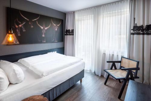 a bedroom with a bed and a table and a chair at Best Western Hotel Nürnberg am Hauptbahnhof in Nürnberg