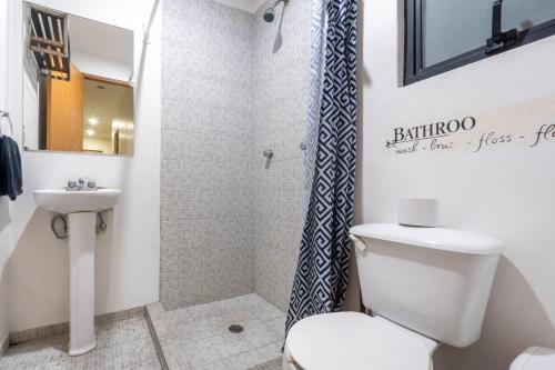 a bathroom with a toilet and a sink at Bello y económico departamento in Mexico City