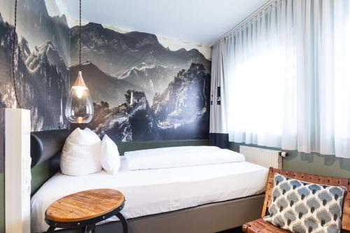 a hotel room with a bed and a table at Best Western Hotel Nürnberg am Hauptbahnhof in Nürnberg