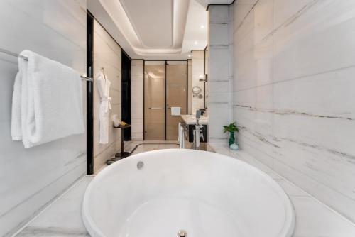 voco - Hangzhou Binjiang Minghao by IHGにあるバスルーム