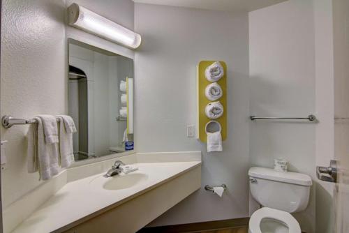 Koupelna v ubytování Econo Lodge Menomonie I-94