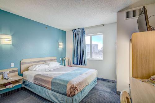 Postel nebo postele na pokoji v ubytování Econo Lodge Menomonie I-94