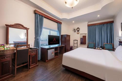 una camera d'albergo con un letto e una televisione di A25 Hotel - 221 Bạch Mai a Hanoi
