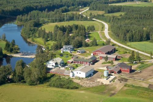 una vista aérea de una pequeña localidad junto a un río en Maalaiskartano Pihkala en Kestilä