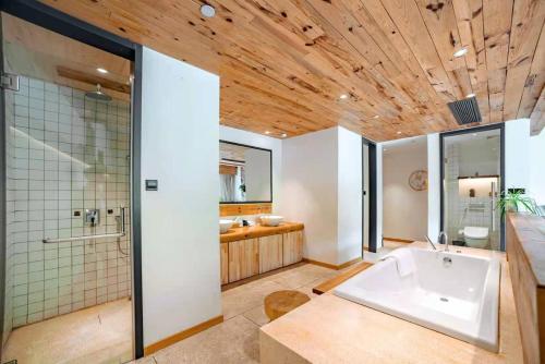 Koupelna v ubytování Kaichen Puju Hot Spring Village Resort Hotel