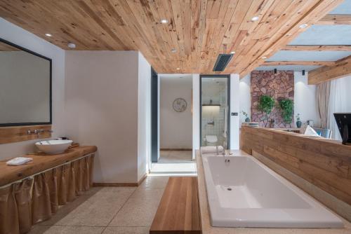 Koupelna v ubytování Kaichen Puju Hot Spring Village Resort Hotel