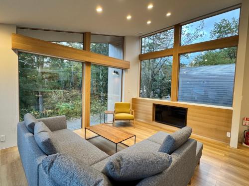 Everglow - Modern Home, 5 min to Echoland