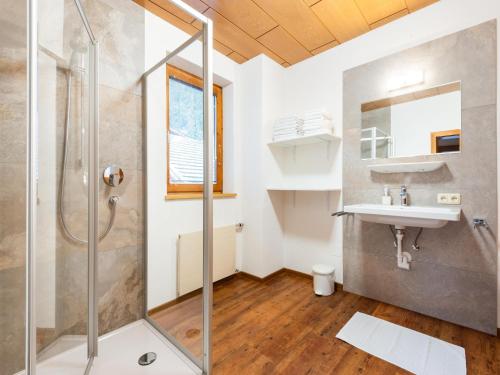 un baño con ducha y lavabo en House in Fügen near Zillertal Ski Slopes, en Fügen