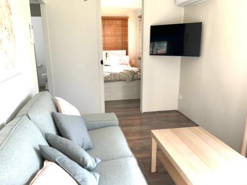 Télévision ou salle de divertissement dans l'établissement Serendipity Cottage Farm Stay