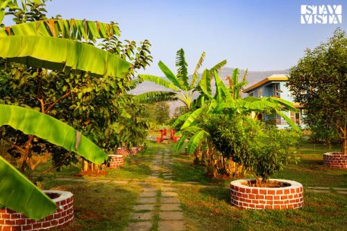 Κήπος έξω από το StayVista's Hillside Meadows - Mountainside Retreat with Farm View, Pool & Deck, Lawn & Gazebo