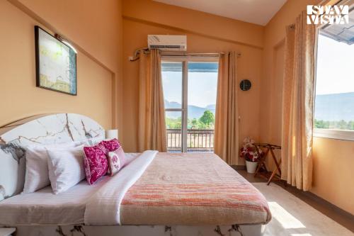 Ένα ή περισσότερα κρεβάτια σε δωμάτιο στο StayVista's Hillside Meadows - Mountainside Retreat with Farm View, Pool & Deck, Lawn & Gazebo