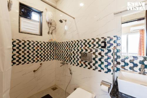 Ένα μπάνιο στο StayVista's Hillside Meadows - Mountainside Retreat with Farm View, Pool & Deck, Lawn & Gazebo