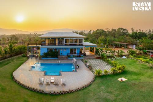 Πισίνα στο ή κοντά στο StayVista's Hillside Meadows - Mountainside Retreat with Farm View, Pool & Deck, Lawn & Gazebo