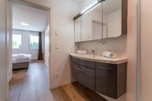 A bed or beds in a room at Alpen Lodge