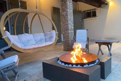 - un foyer extérieur dans le salon doté d'un canapé dans l'établissement Beautiful Property Isle-sur-la-Sorgue, à LʼIsle-sur-la-Sorgue