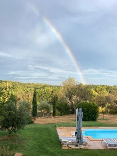 - un arc en ciel au-dessus d'une piscine dans l'établissement Beautiful Property Isle-sur-la-Sorgue, à LʼIsle-sur-la-Sorgue