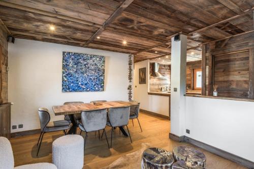 une salle à manger avec une table et des chaises en bois dans l'établissement Appartement Amédé - Welkeys, à Megève
